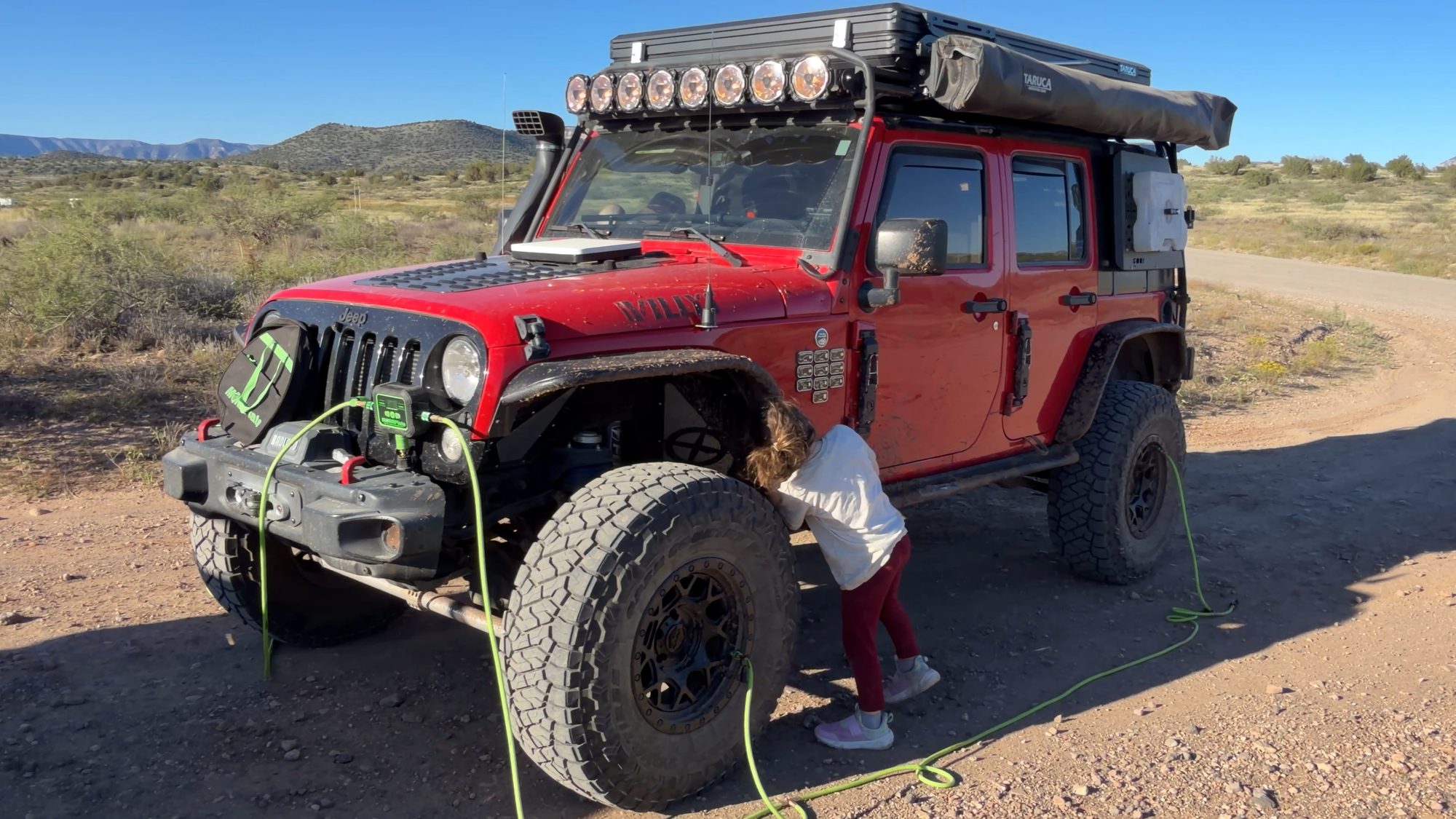 Jeep Wrangler airing up four tires at once with a MORRFlate kit